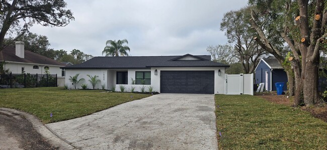 Building Photo - Completely remodeled 4 Bed 4 Bath home wit...