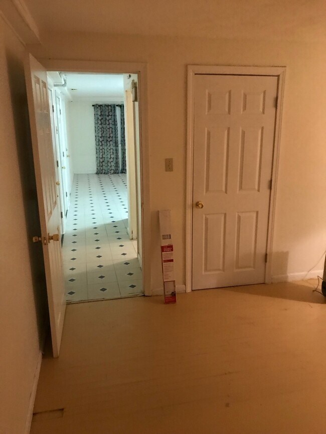 Puerta del dormitorio/puerta del armario del dormitorio - 87 Salem St