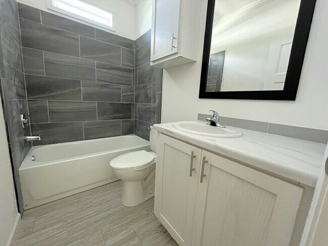 Foto del edificio - 5644 Woodford St