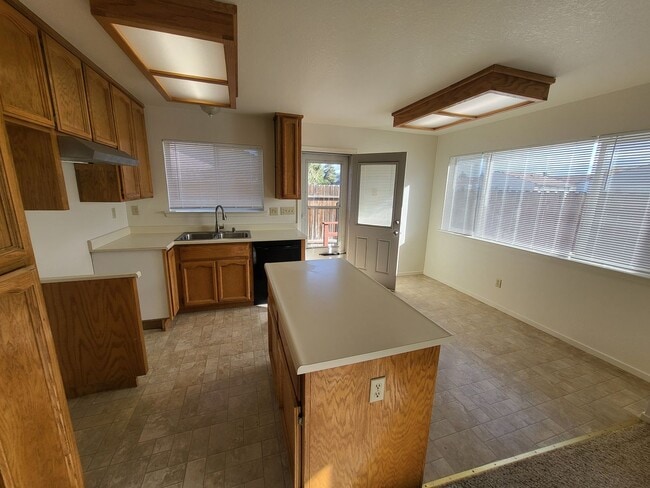 Building Photo - CAB0848>**