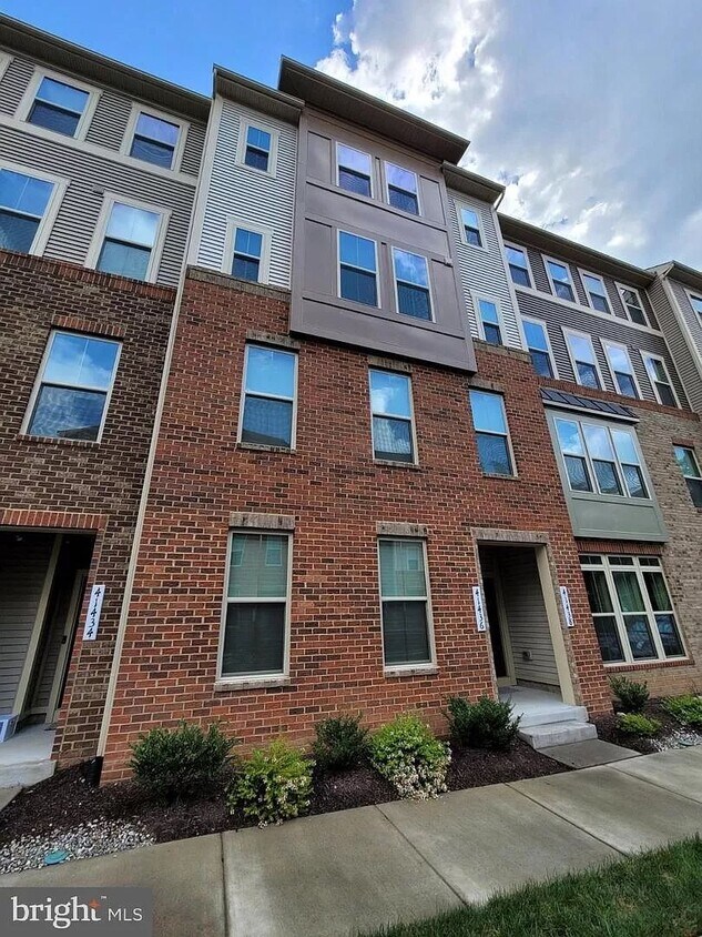 Foto principal - Stylish 3 Bedroom Upper Level Condo with G...