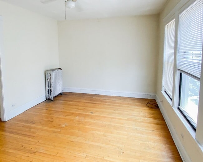 Building Photo - 526 W Cornelia Ave