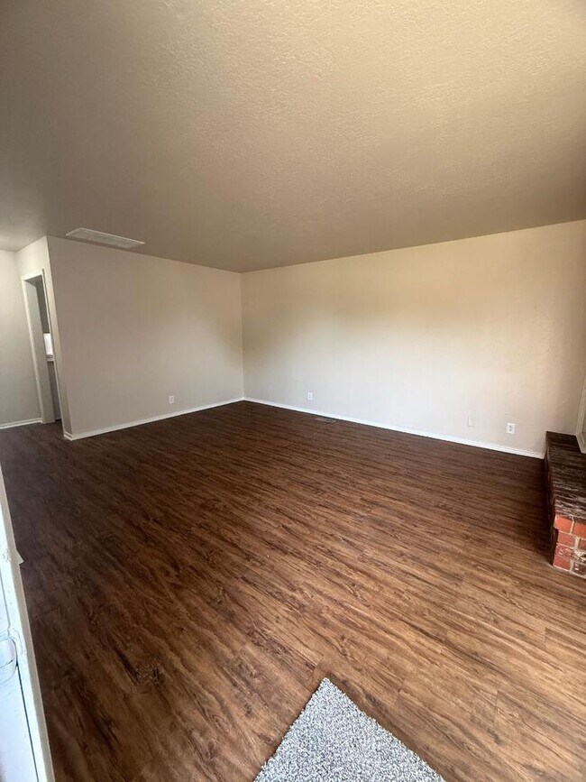 Foto del edificio - 221 Skylark Ct