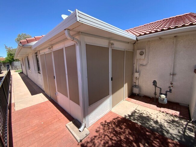 Building Photo - 3 Bedroom Single Story Home Available Near...