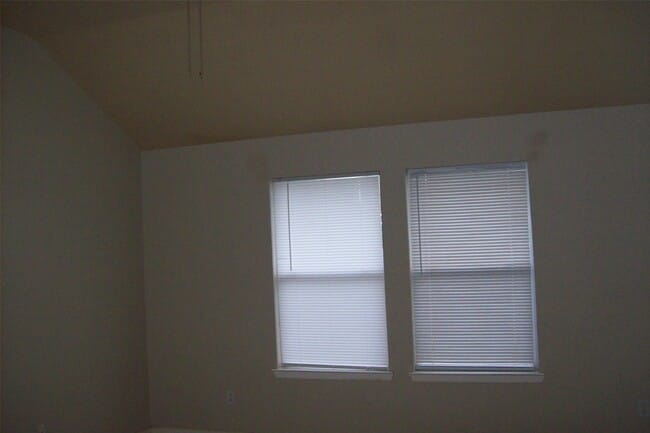 Building Photo - 15007 Kingsbridge Way