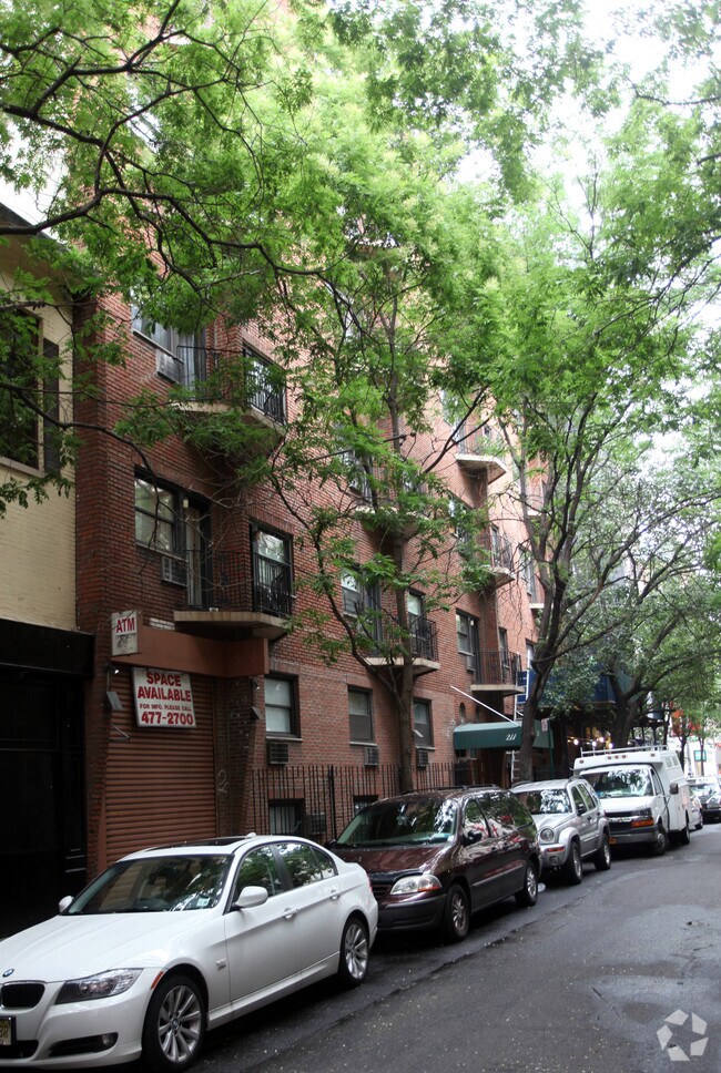 Foto principal - 207 Thompson St