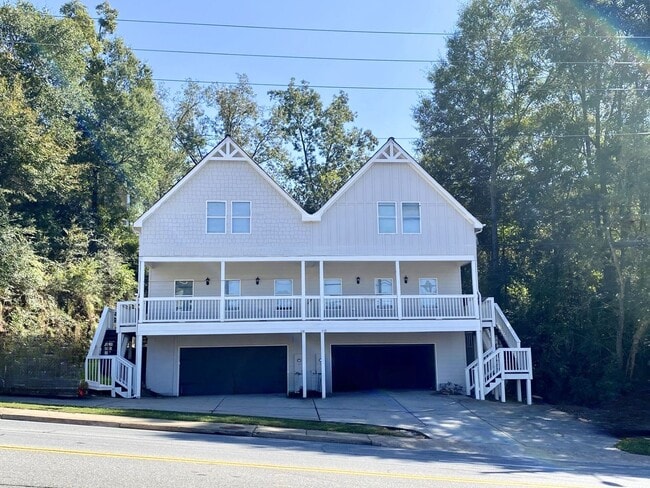 5 bed, 4 bath townhome WALKING DISTANCE to Downtown & UGA campus! - 5 bed, 4 bath townhome WALKING DISTANCE to Downtown & UGA campus!