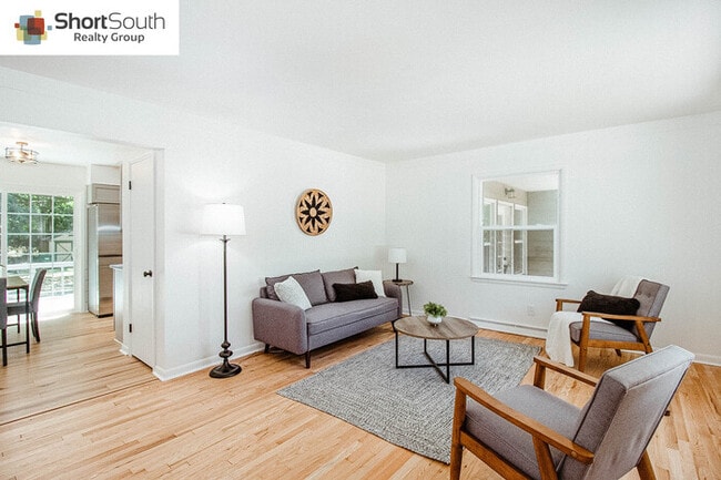 Building Photo - Fully Renovated Forest Hills 3 Bed 1 Bath ...