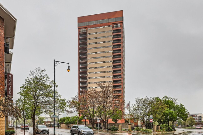 Foto del edificio - 100 Park Ave W