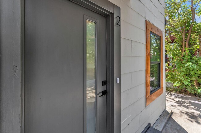 Foto del edificio - 1505 W WOODLAWN: GORGEOUS BRAND NEW MODERN...