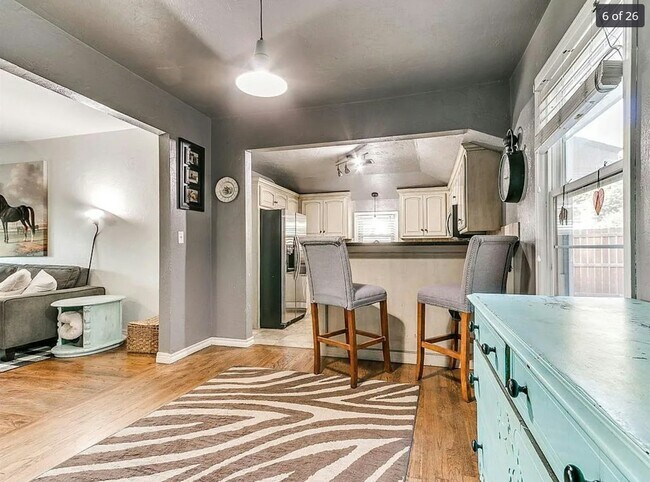 Foto del edificio - 401 E 8th St