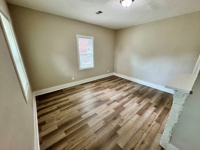 Dormitorio n.º 1 - 2562 School Ave