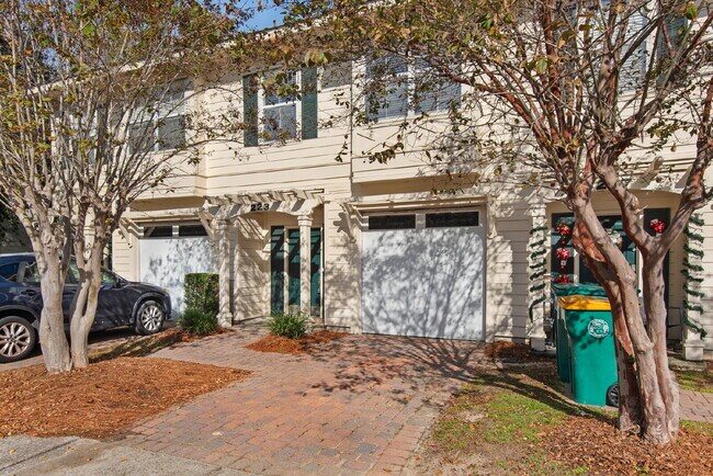 Building Photo - "Charming 3-Bedroom Townhouse Oasis in Destin!"