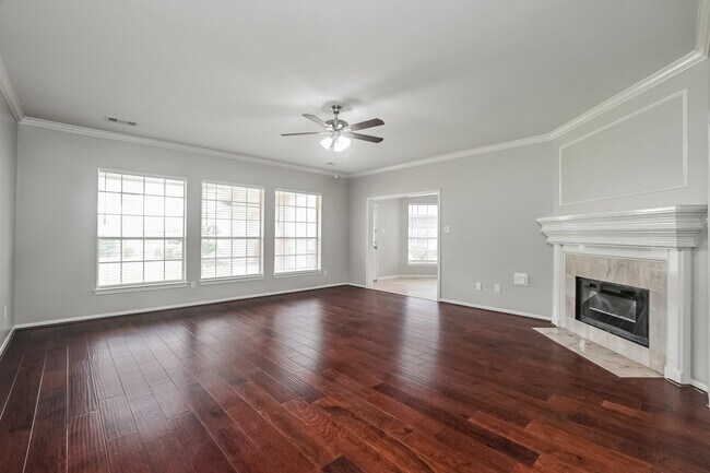 Foto del edificio - 4923 Laurel Hill Ct