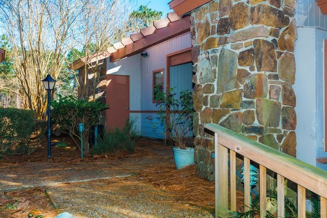 Building Photo - 404 Club Villas