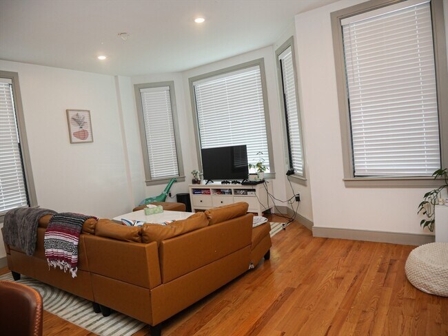 Building Photo - 15 Maywood St