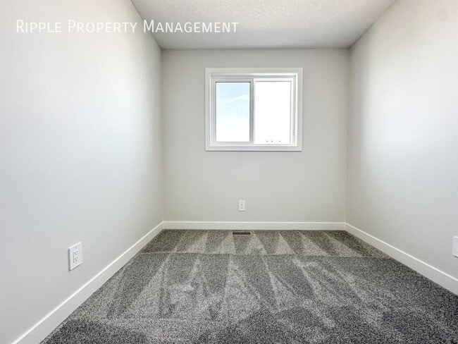 Building Photo - Modern 3 Beds, 2.5 Baths Main Floor/ Upper...