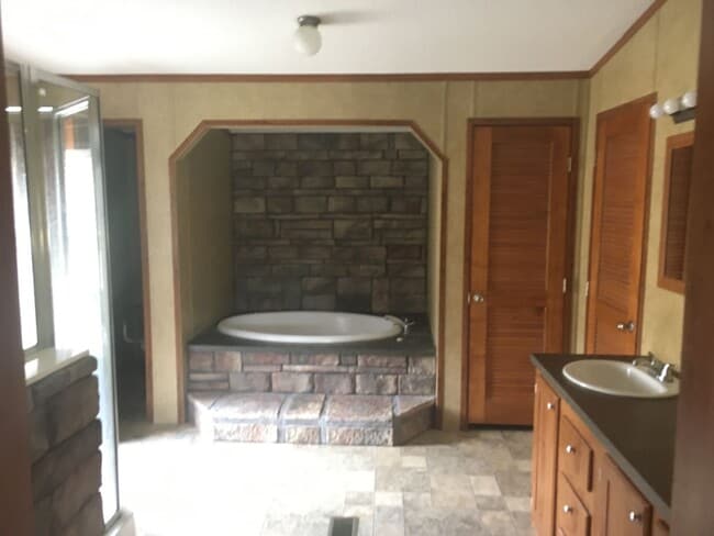 Building Photo - 3 BR 2 bath double wide mobile home in Goshen school district