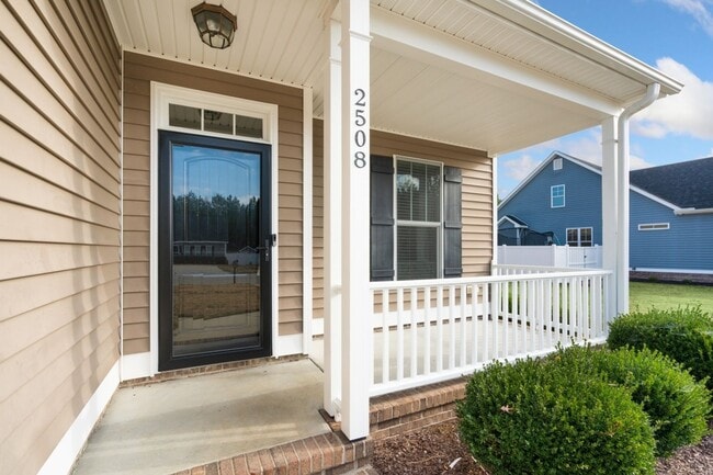 Building Photo - 2508 Chelsea Dr NW