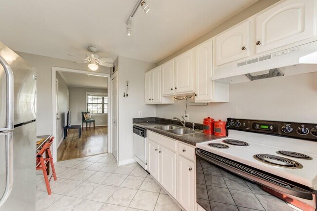 Foto del edificio - 410 Candler Park Dr NE