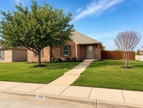 Building Photo - 1102 Avendale Dr