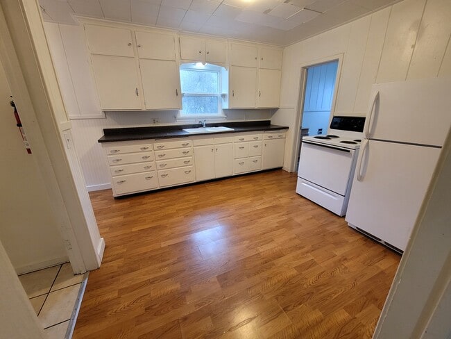Large kitchen - 523 W Taylor Ave