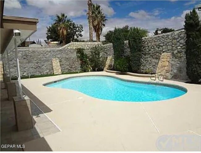Building Photo - 10835 Vista Lomas Dr