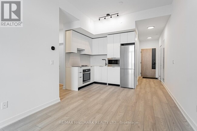 Building Photo - 1007 The Queensway