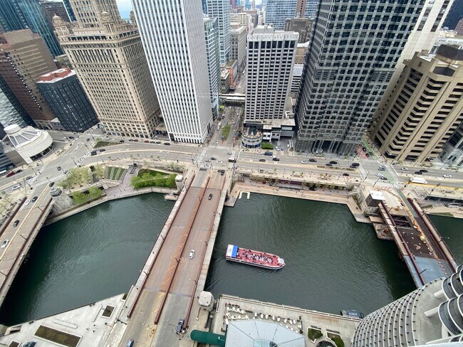 Foto del edificio - 300 N State St
