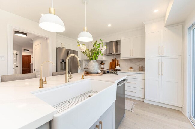 Building Photo - 54 Glenmanor Dr
