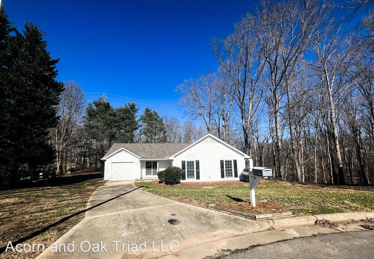 Foto principal - 3 br, 2 bath House - 6400 Chamblee Ct
