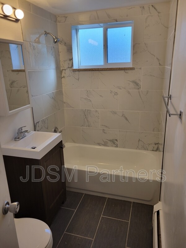 Building Photo - 5605 W Warren Ave