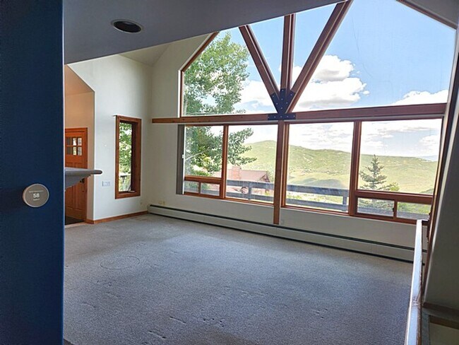 Building Photo - Private Pinebrook Estates Home