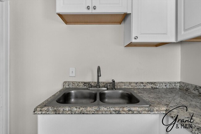 Building Photo - 3 Bedroom Brick Bungalow - $1,350