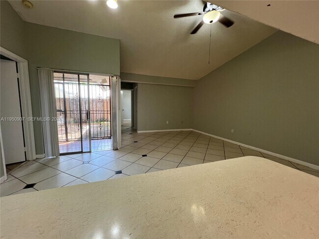 Foto del edificio - 809 NE 214th Ln