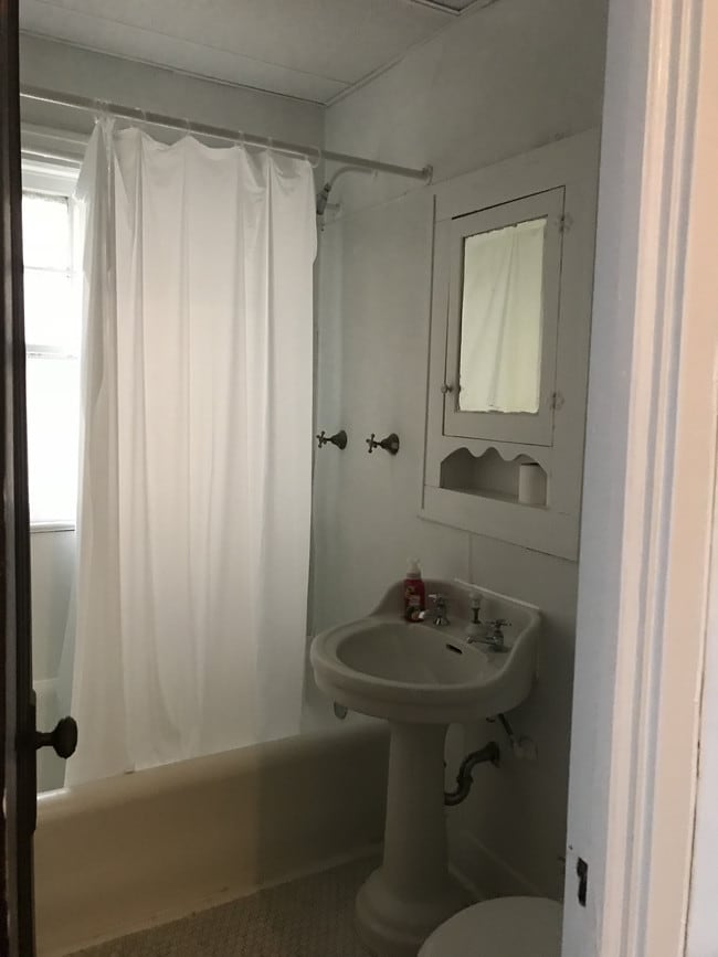 sample of bathroom - 1348 W Clifton Blvd
