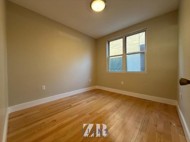 Foto principal - 3 bedroom in BROOKLYN NY 11205