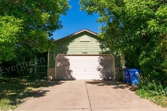 Building Photo - 2302 Turquoise St