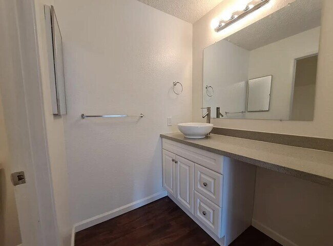 Foto del edificio - 10202 Black Mountain Rd