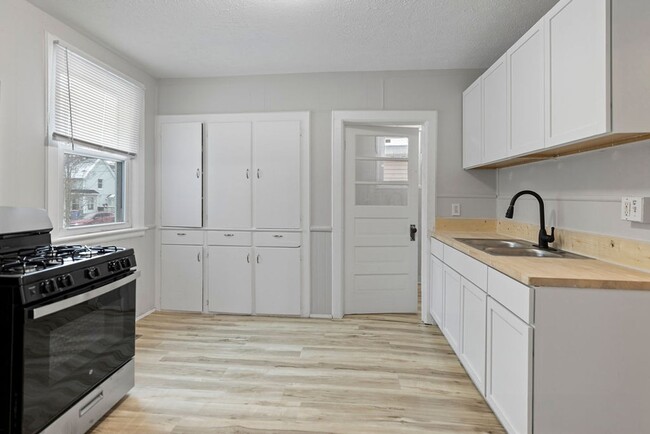 Building Photo - Beautifully Updated 2-Bedroom Duplex in Gr...