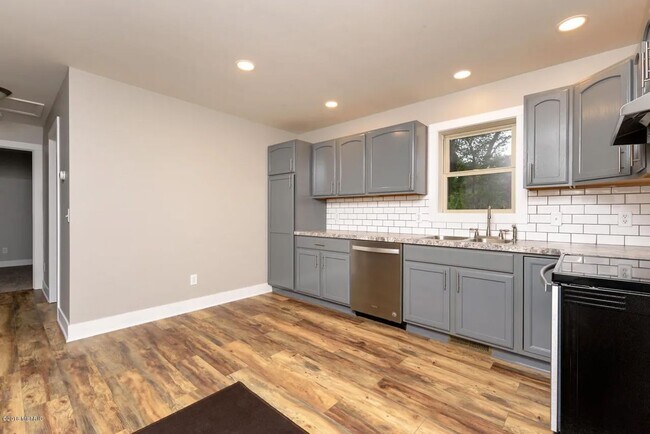Foto del edificio - Spacious 3BR Duplex with Finished Basement & 2-Car Garage in Otsego