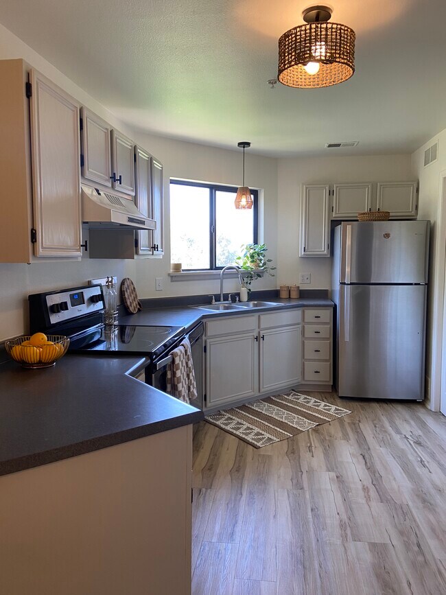 Foto del edificio - 4945 Twin Lakes Rd