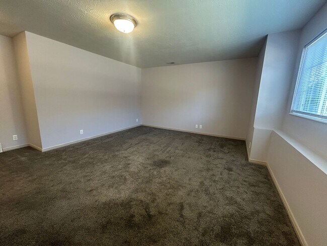 Building Photo - 2 Bedroom/1.5 Bathroom Condo in Washington Terrace