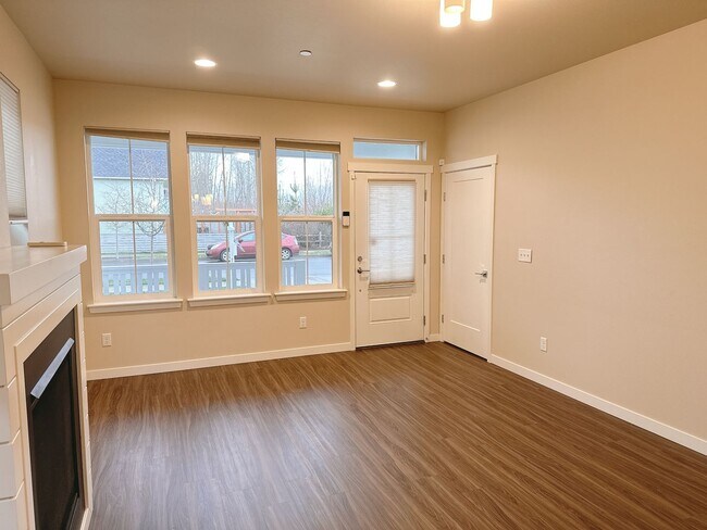 Building Photo - 4 mo lease takeover on a 3bdrm/2.5 bath co...