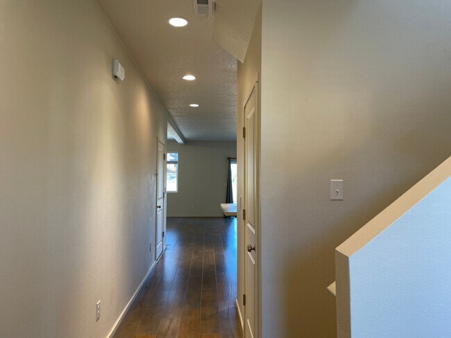Foto del edificio - BEAUTIFUL 3 Bedroom 2.5 Bath Home! High Ce...