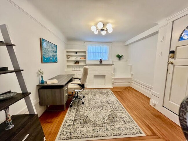 Building Photo - Charming Cottage-Style Condo with Private ...