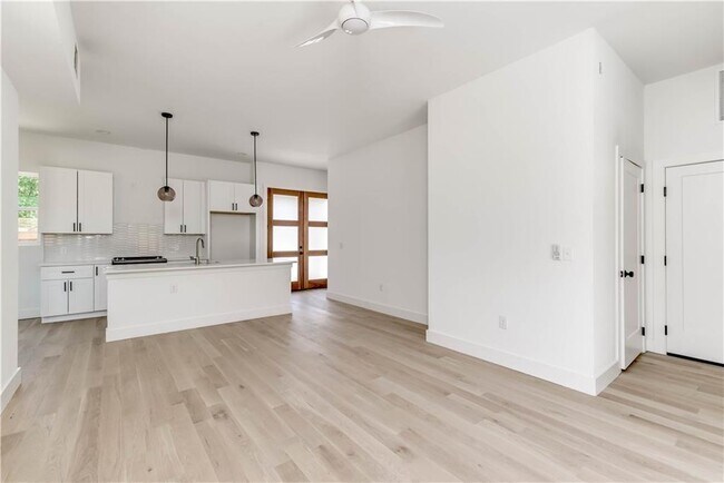 Building Photo - 4800 Vinson Dr