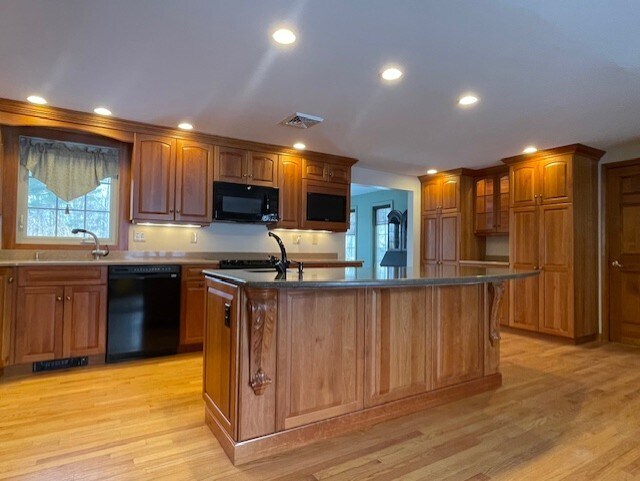 Foto del edificio - 11 Timber Hill Rd