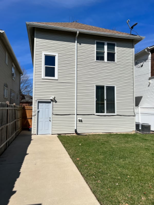 Building Photo - 5829 W Peterson Ave
