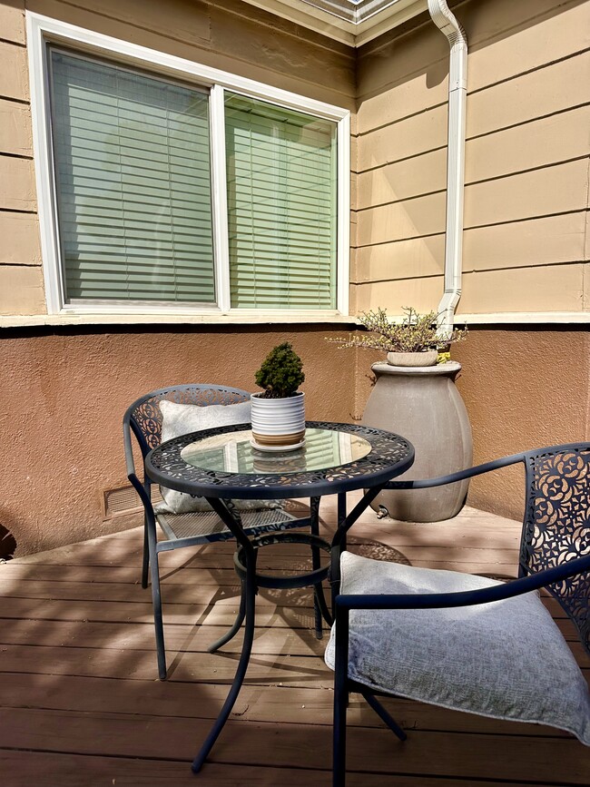 Building Photo - 915 N Los Robles Ave